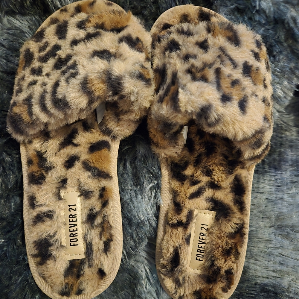 Forever 21 Leopard furry slides sz. 7